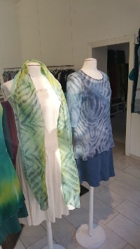 Atelier-Samstag - Musterbilder: Shibori Schals aus Baumwollorgandy und Shibori Shirt aus Seide