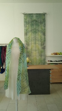 Atelier-Samstag - Musterbilder: Shibori Schals aus Baumwollorgandy und Shibori Wandhänger